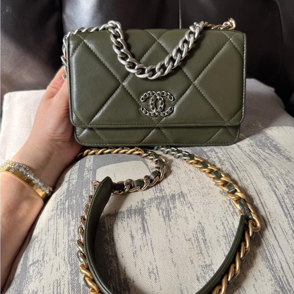 CHANEL Forest Green 19 woc